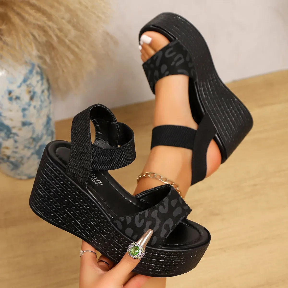 FÉLINEA™ | Sandales Compensées Femme Noire – Plateforme Léopard