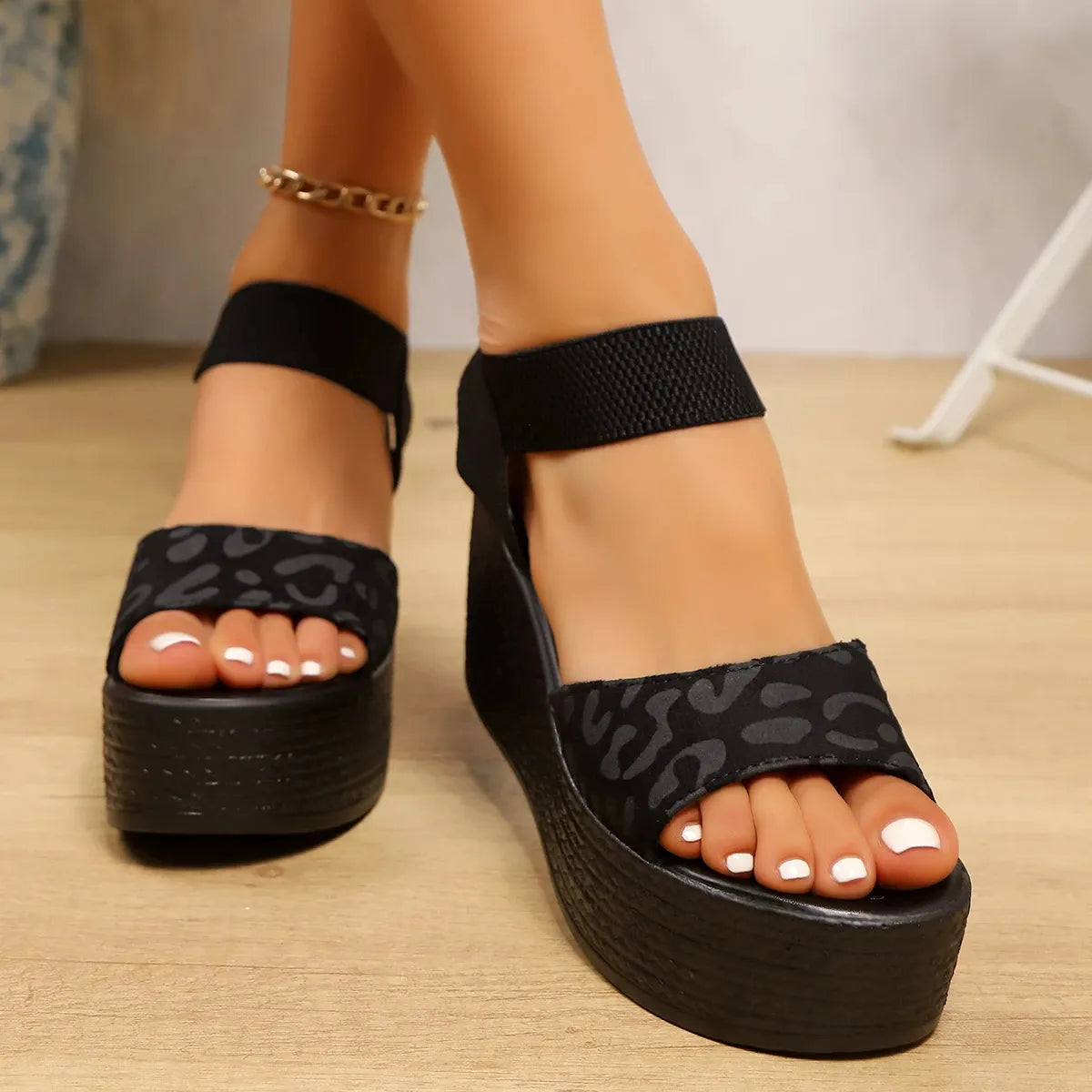 FÉLINEA™ | Sandales Compensées Femme Noire – Plateforme Léopard
