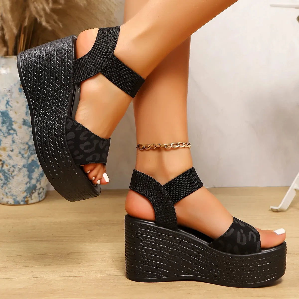 FÉLINEA™ | Sandales Compensées Femme Noire – Plateforme Léopard