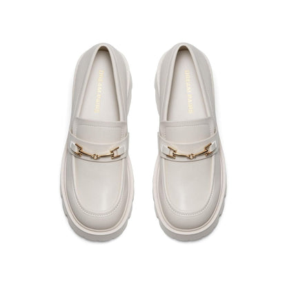 Mocassins femme beige à talon épais, semelle crantée, détail chaîne dorée